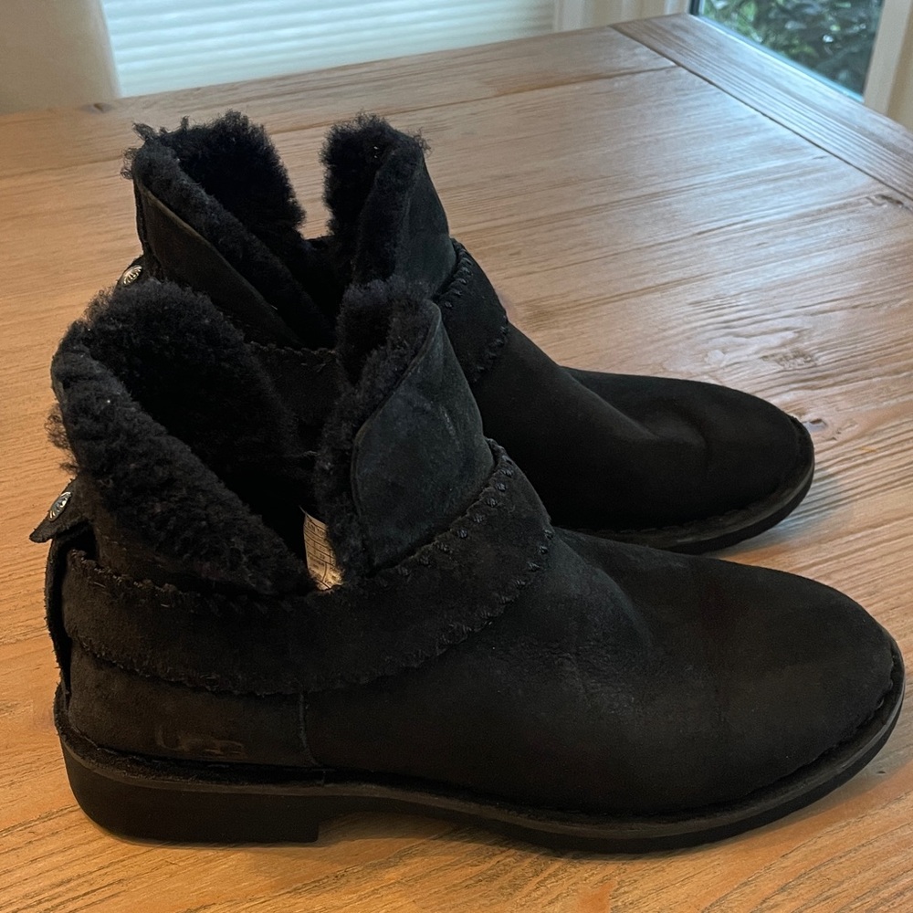 UGGS Women's Black Shearling Boots Sz8